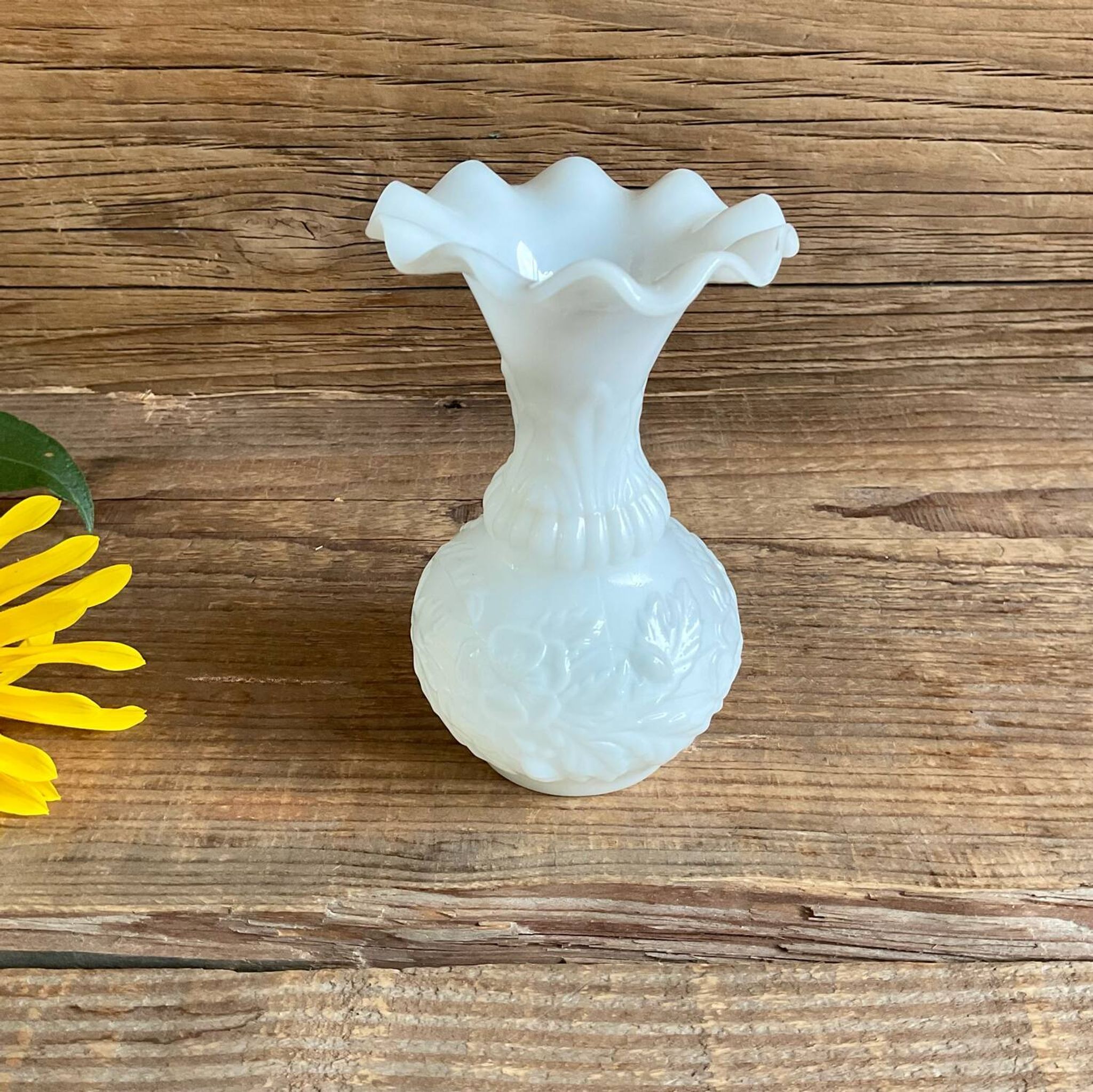 Petit vase en verre de lait blanc
