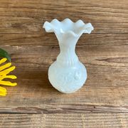 Petit vase en verre de lait blanc