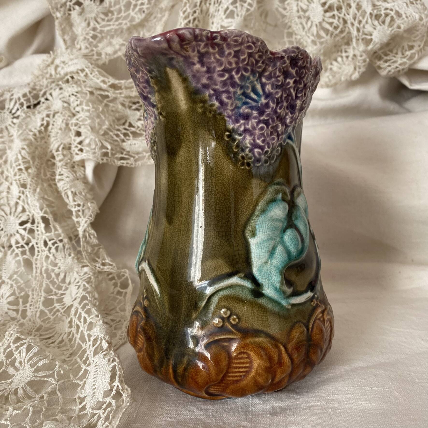 Pichet en barbotine Onaing décor Lilas art nouveau