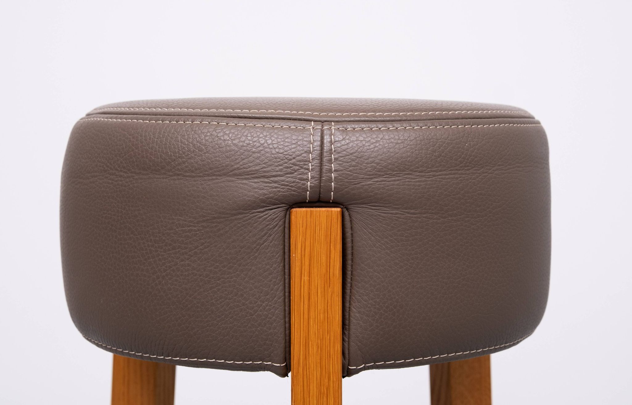 Top quality Leather Pouf 3 Oak legs 1990s