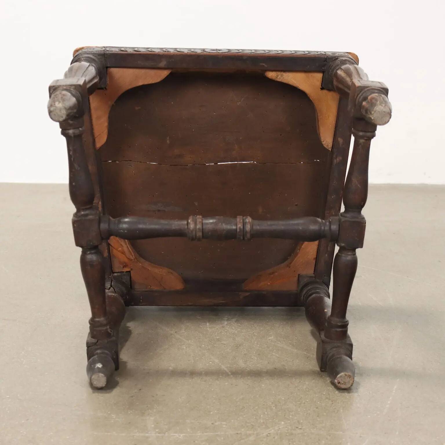 Antique neoclassical chairs in carved walnut, Italy, 18th century