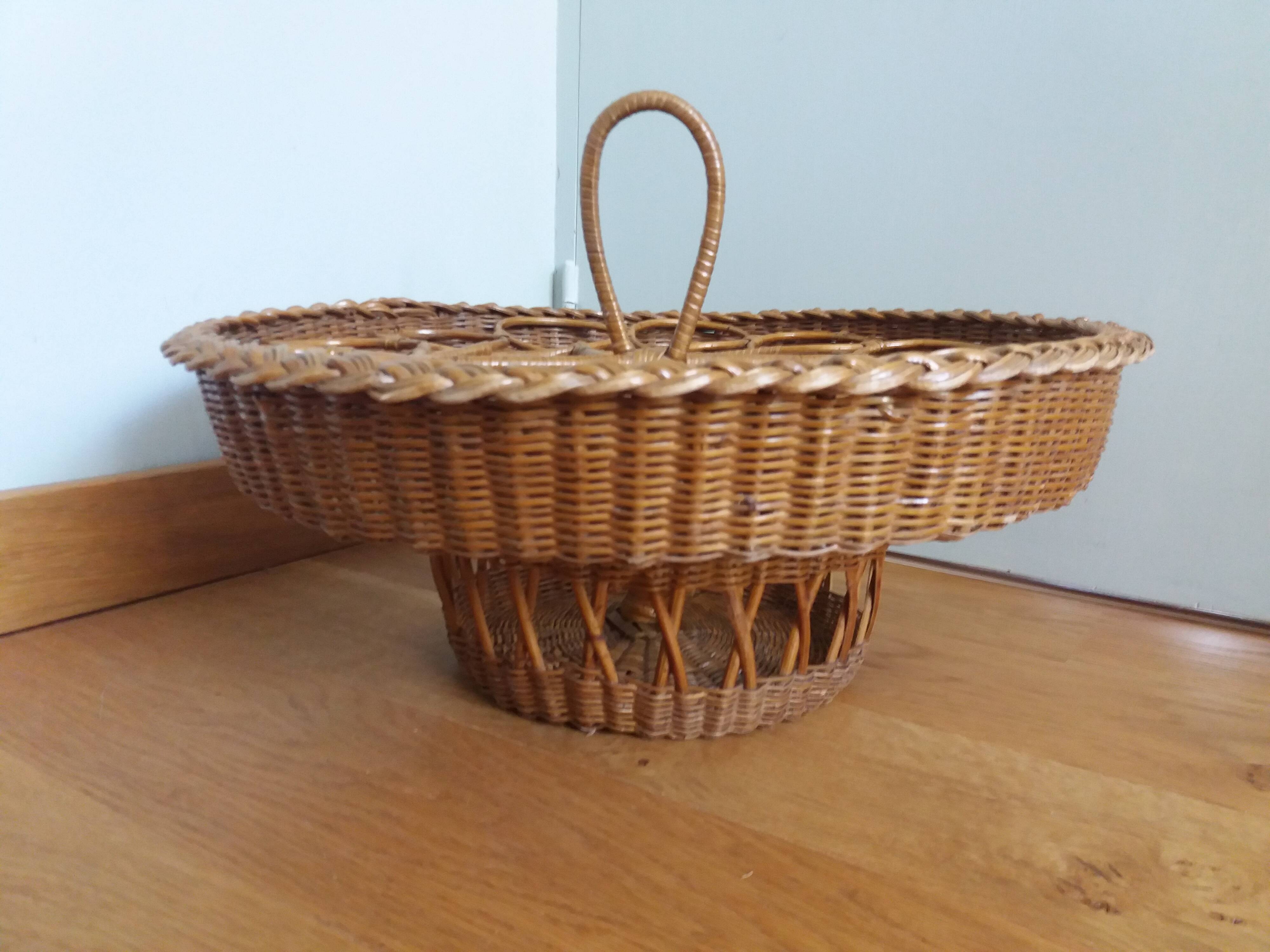 Aperitif basket for glasses and bottles in rattan wicker