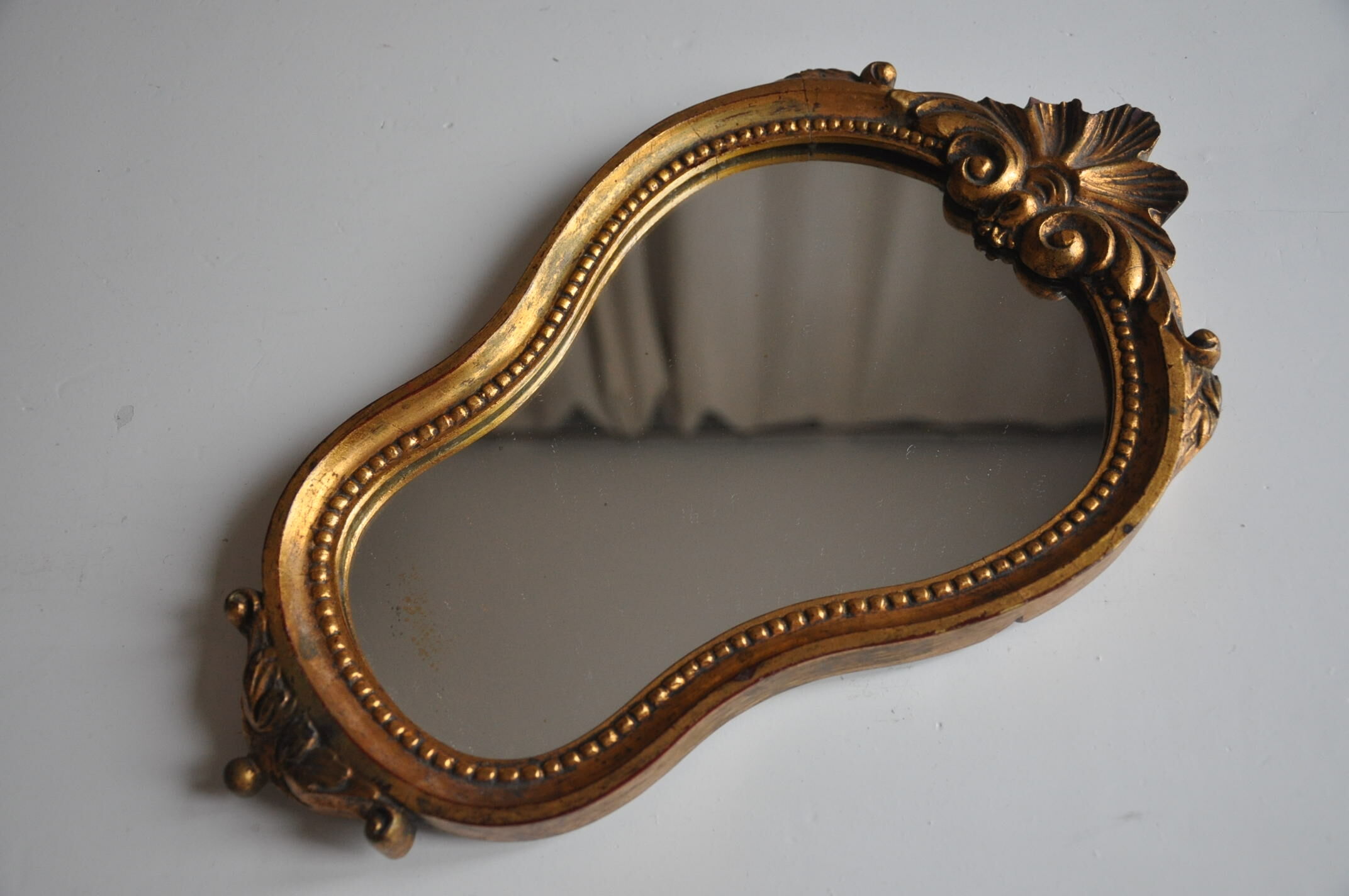 Miroir de style en bois doré vintage