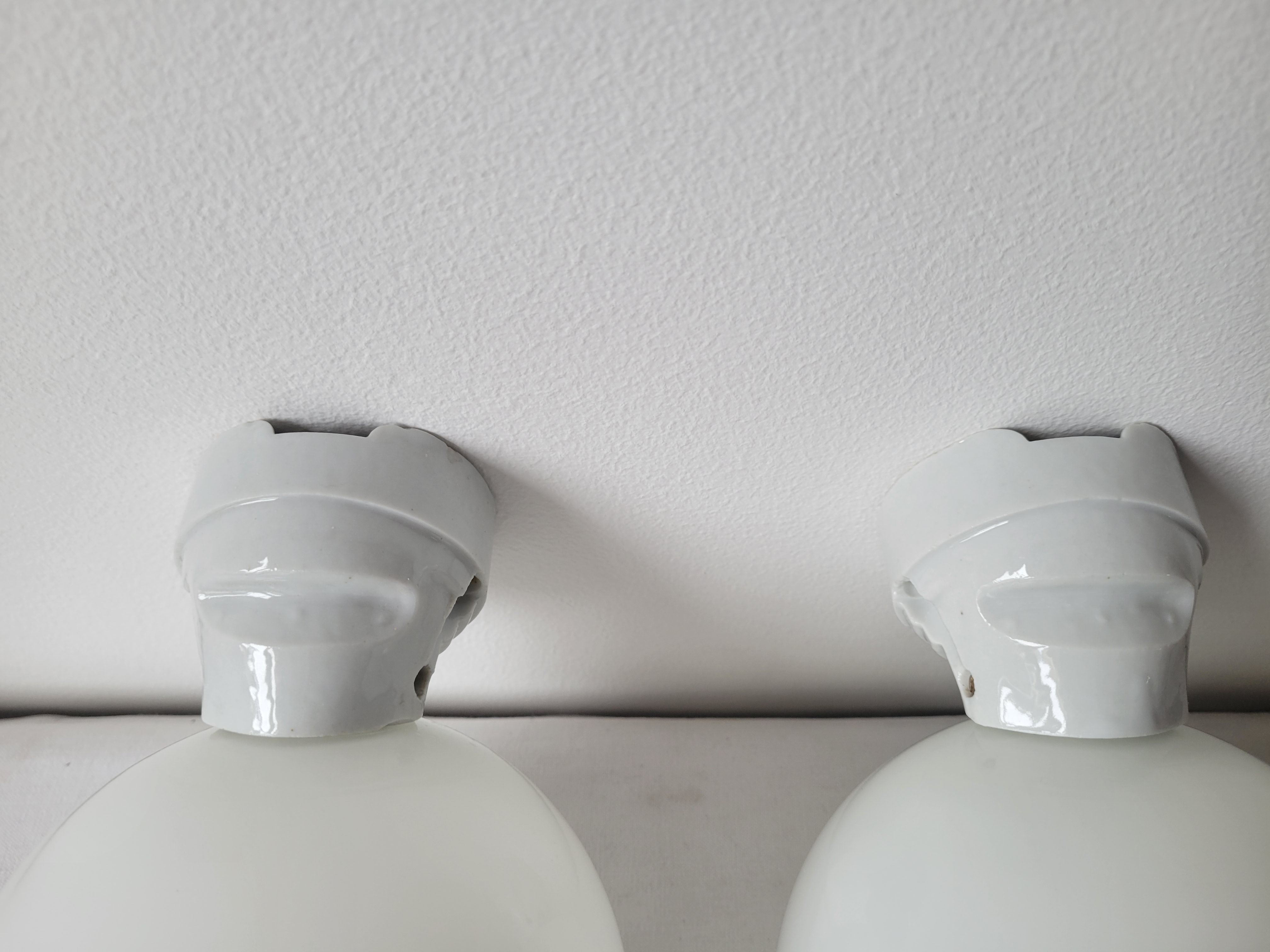 Duo of art deco wall lamps in porcelain and opaline