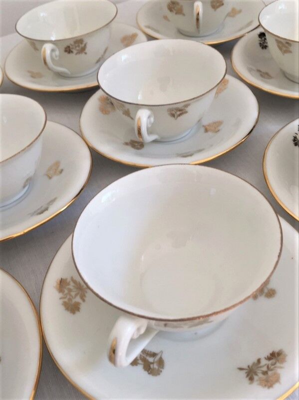 10 anciennes tasses à café avec soucoupes en porcelaine à motifs de fleurs dorées