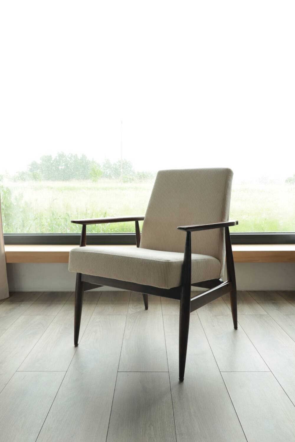 Fauteuil scandinave classique en velours côtelé beige, bois de noyer
