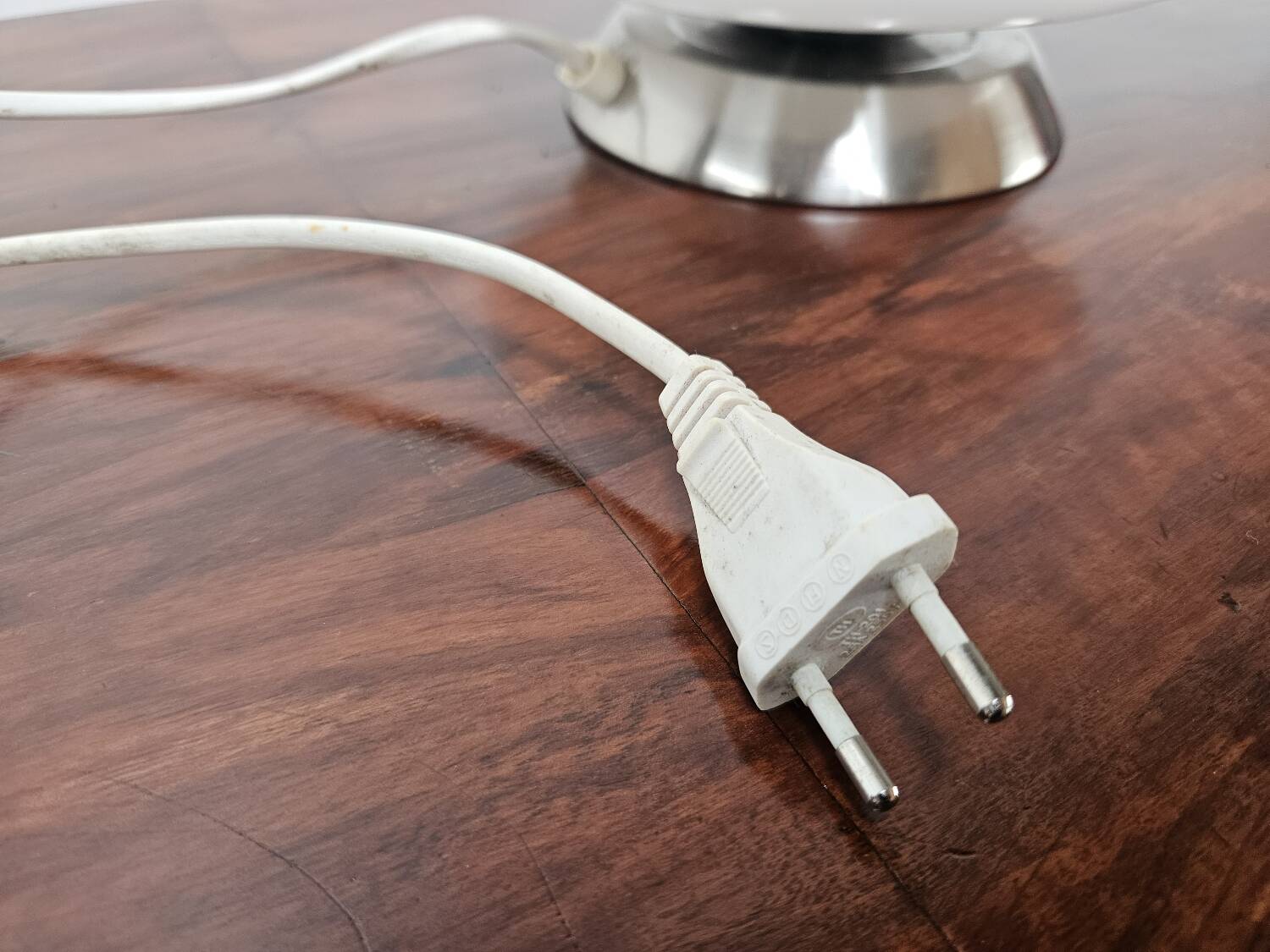 Lampe de table en verre blanc des années 70 avec interrupteur tactile