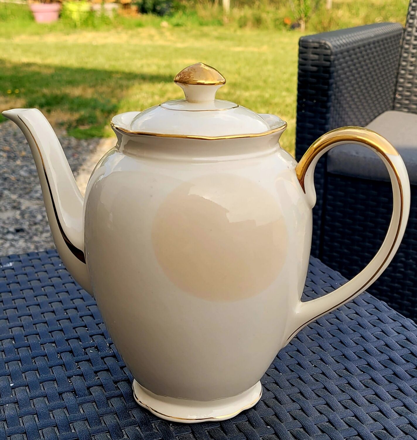 White and golden teapot villeroy and boch