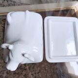 Cow-shaped butter dish