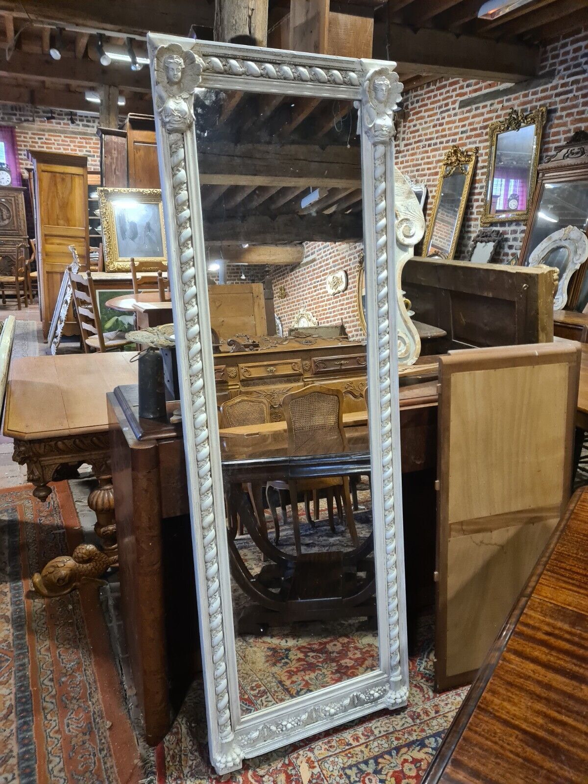 Beige patinated mirror with women's heads
