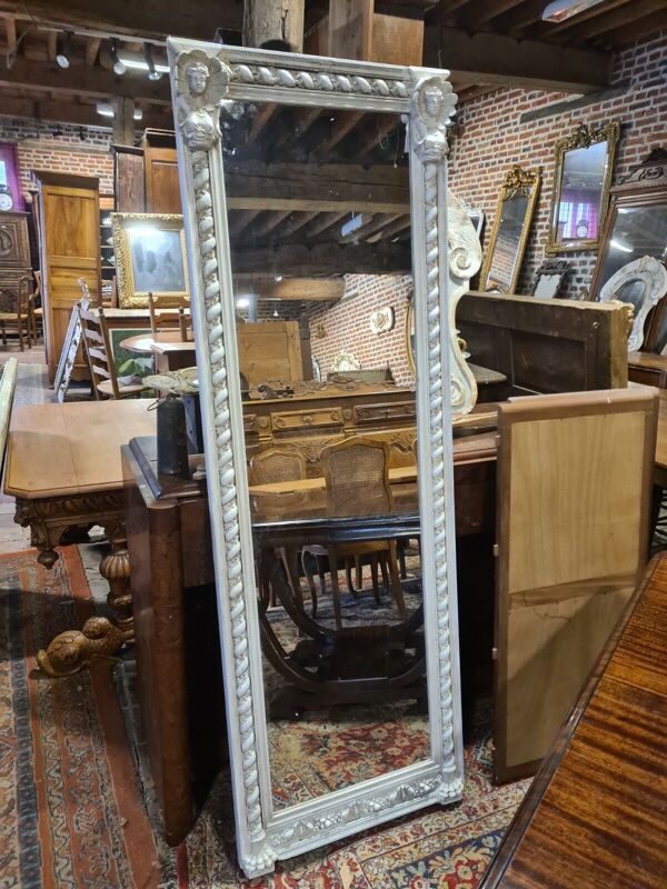 Miroir patiné beige avec des têtes de femme