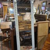 Miroir patiné beige avec des têtes de femme