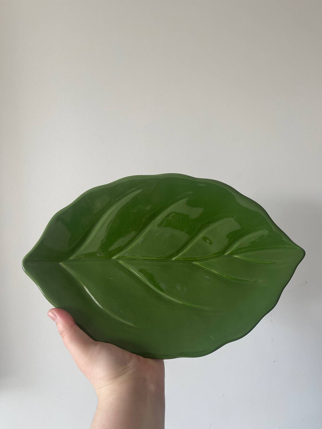 Ceramic dish/bowl in the shape of a lemon fruit and its decorative leaf