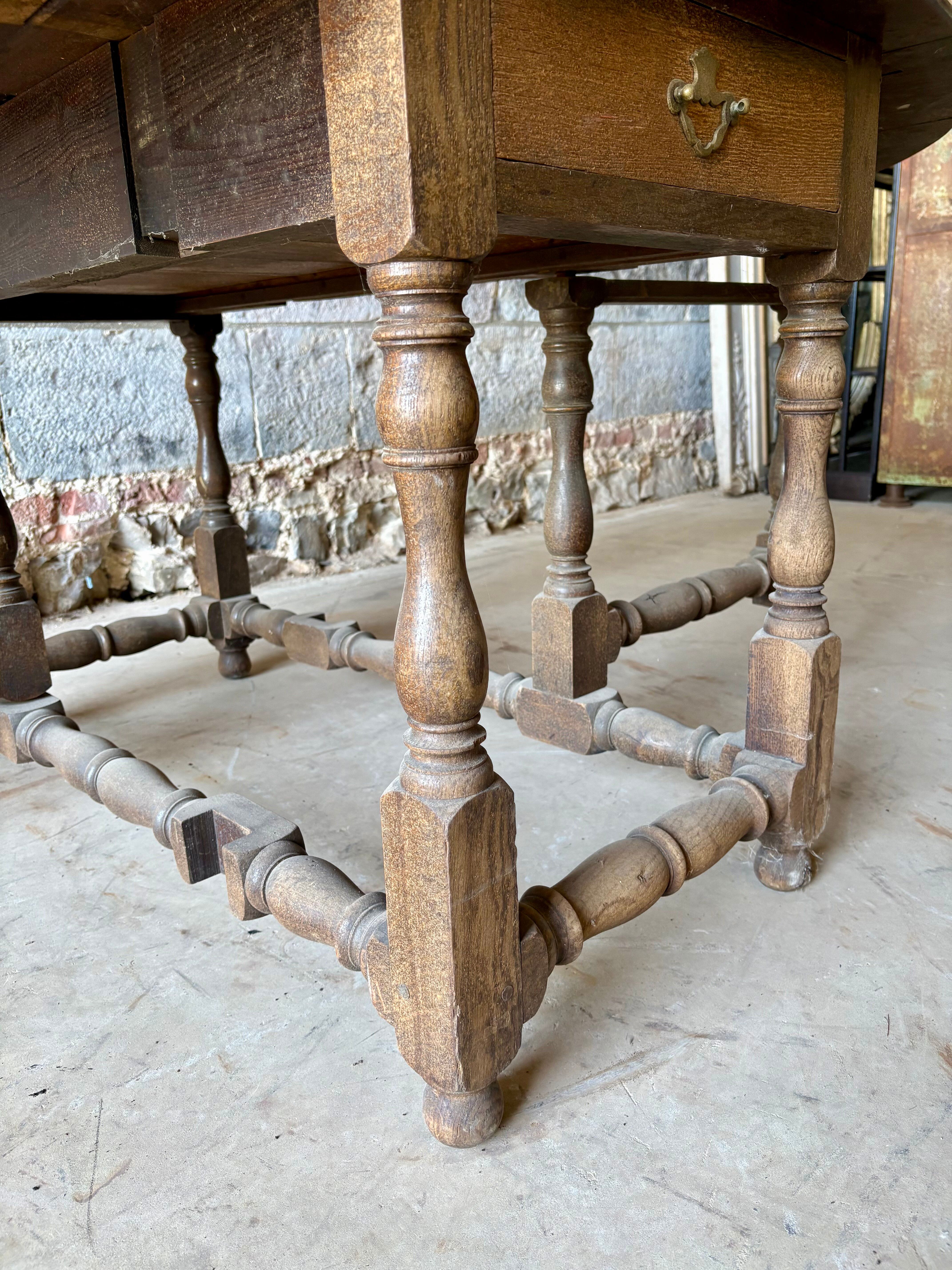 Large drop-leaf table in solid oak – English country style.