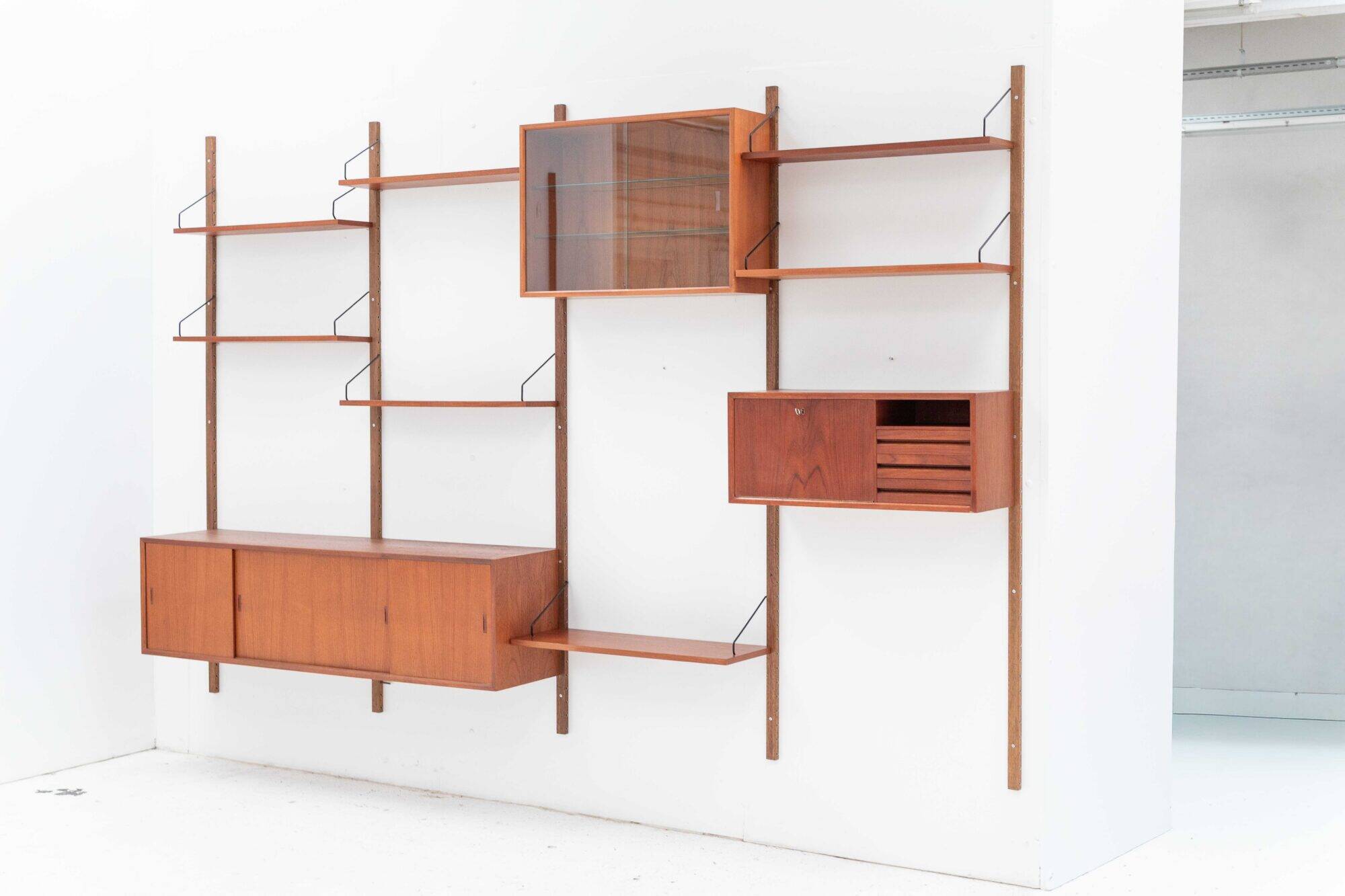 Wall unit with 4 modules by P. Cadovius
