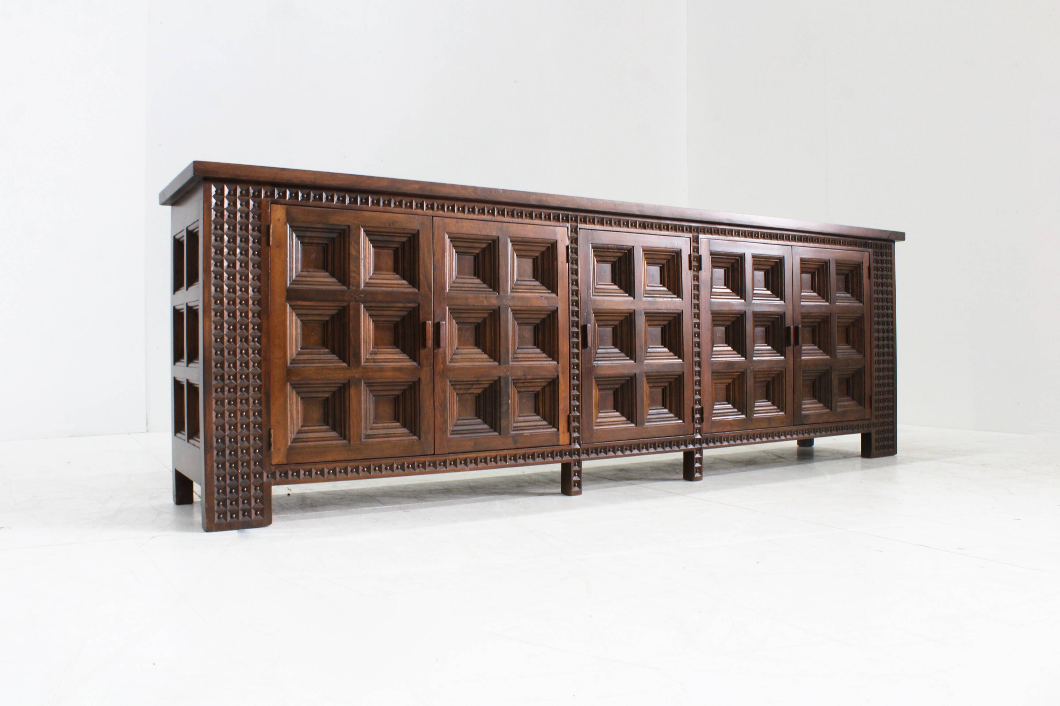 Buffet brutaliste espagnol en bois massif