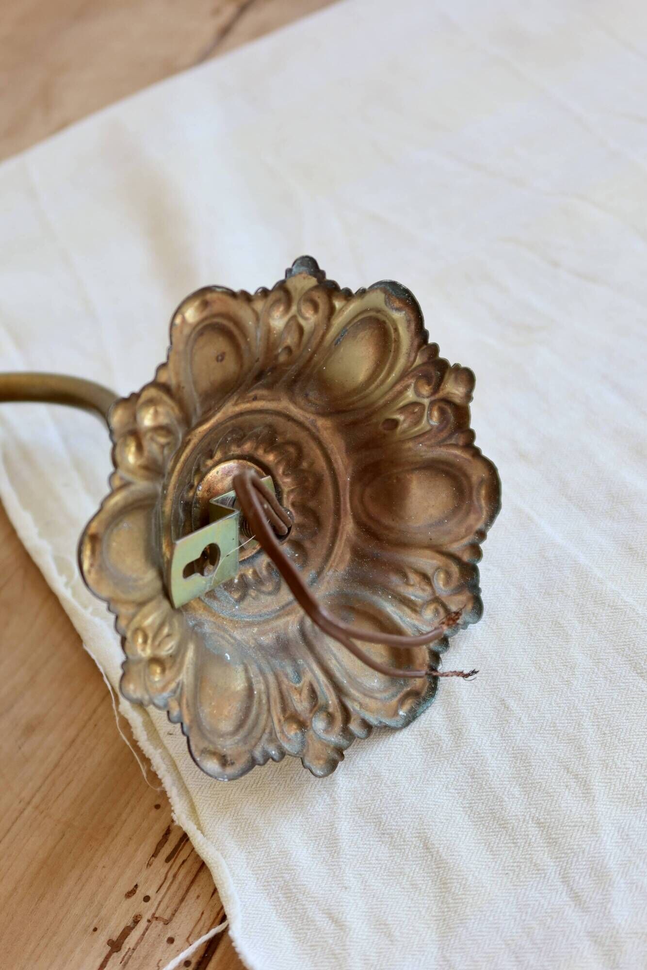 Applique murale vintage tulipe opaline blanche et laiton ciselé