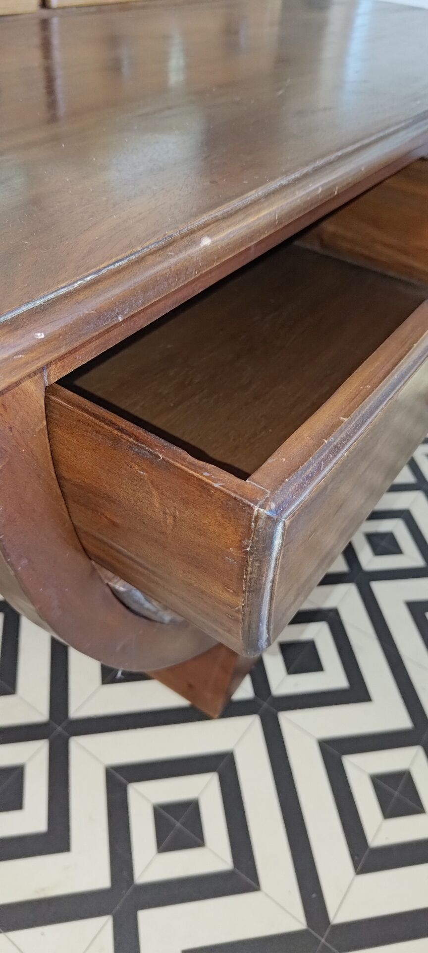 Half-moon commode