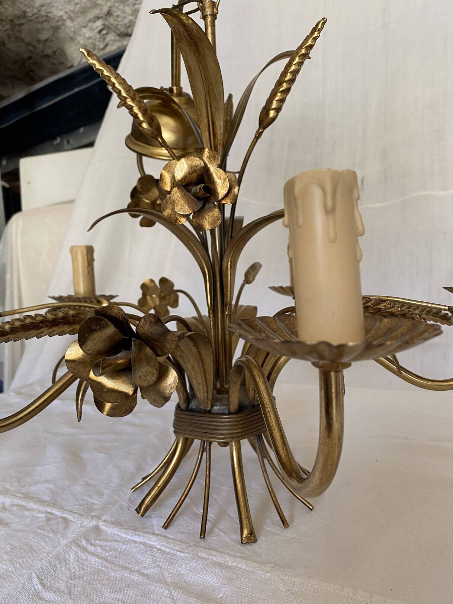 Hans Kögl-style 6-arm chandelier in gilded metal, 1970s, with two wall lights