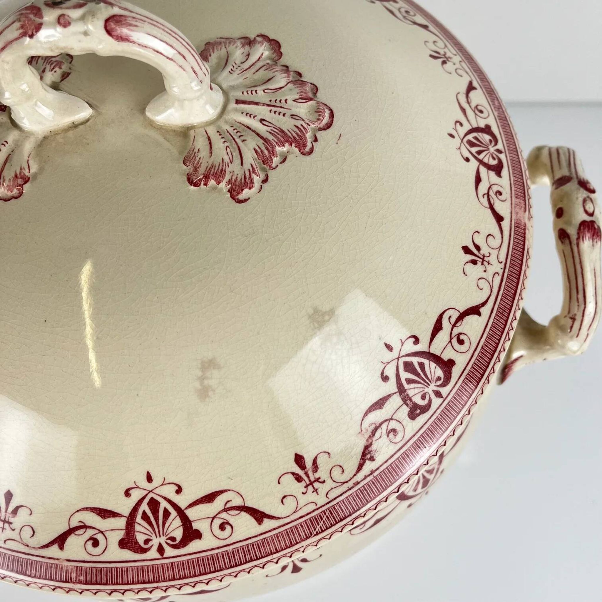 Ironstone soup tureen Creil & Montereau, "Admiral" model, red, 19th century.