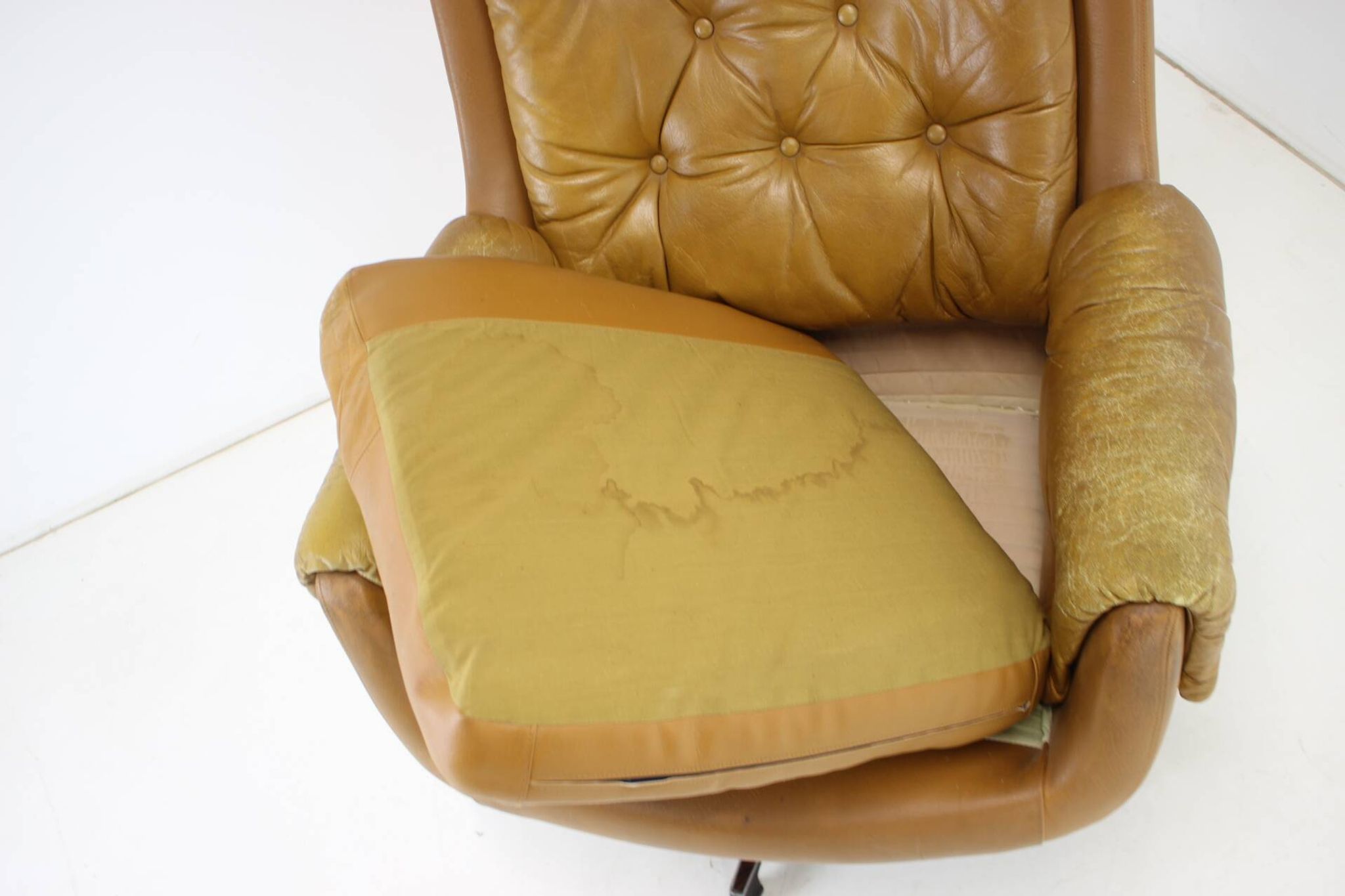 Midcentury Swivel Leather Armchair, Peem, Finland, 1970s