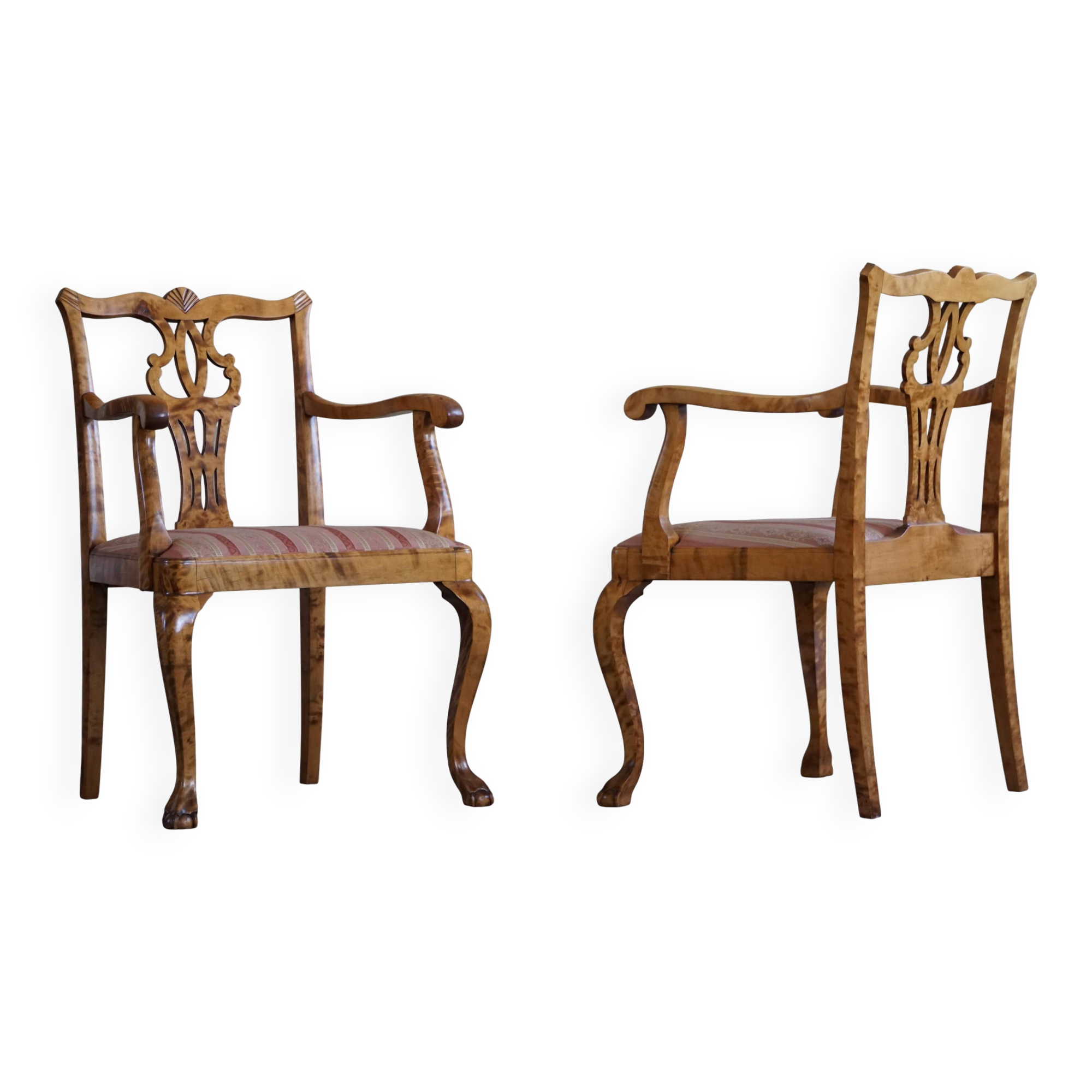 Une paire de fauteuils de style Chippendale anglais en bouleau, XXe siècle, Angleterre