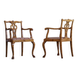 Une paire de fauteuils de style Chippendale anglais en bouleau, XXe siècle, Angleterre