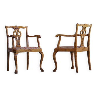 A pair of English Chippendale style armchairs in birch, 20th century, England.