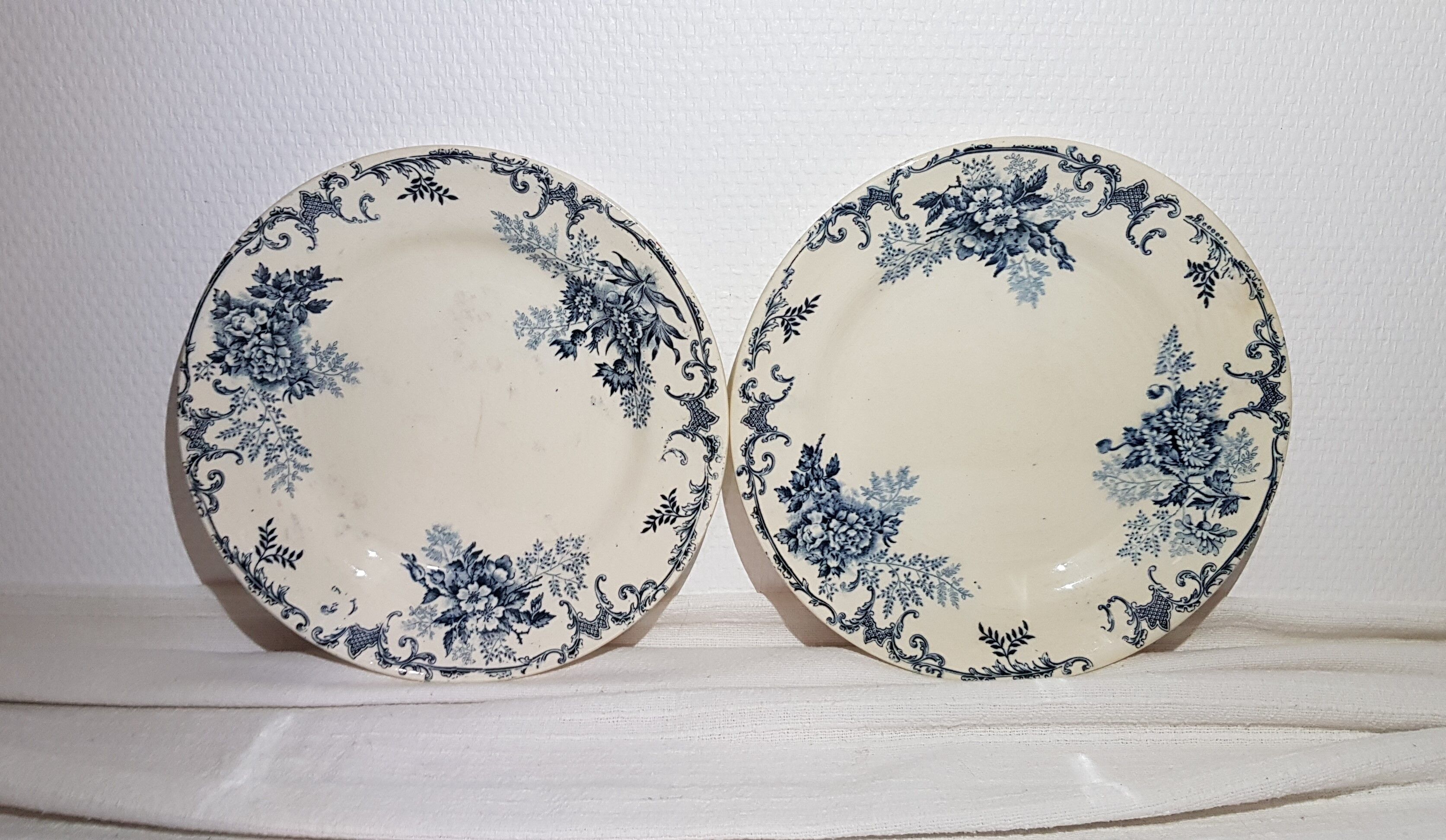 Set of 6 flat earthenware plates from Choisy le Roi model Floreal, iron earth.
