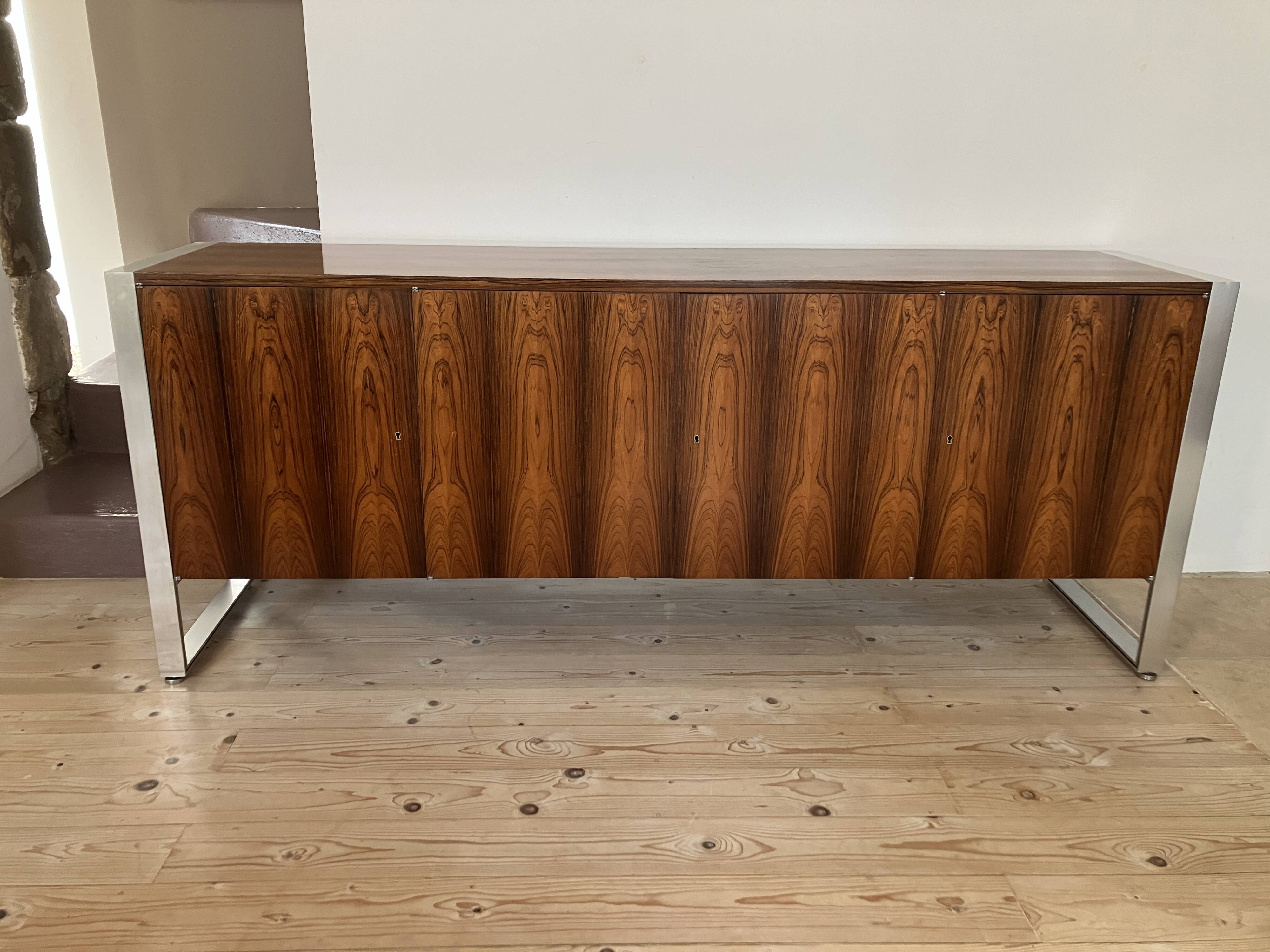 Enfilade des années 1970 en plaquage de palissandre pieds en chrome