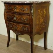 Commode sauteuse style Louis XV marquetée – 3 tiroirs – Plateau marbre