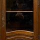 Vitrine en noyer sculpté – style Louis XV, début XXᵉ