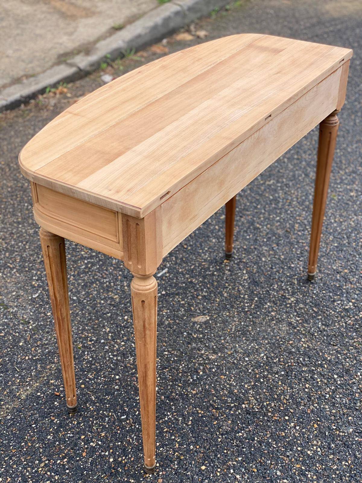 Louis XV extendable round dining table renovated in raw solid wood