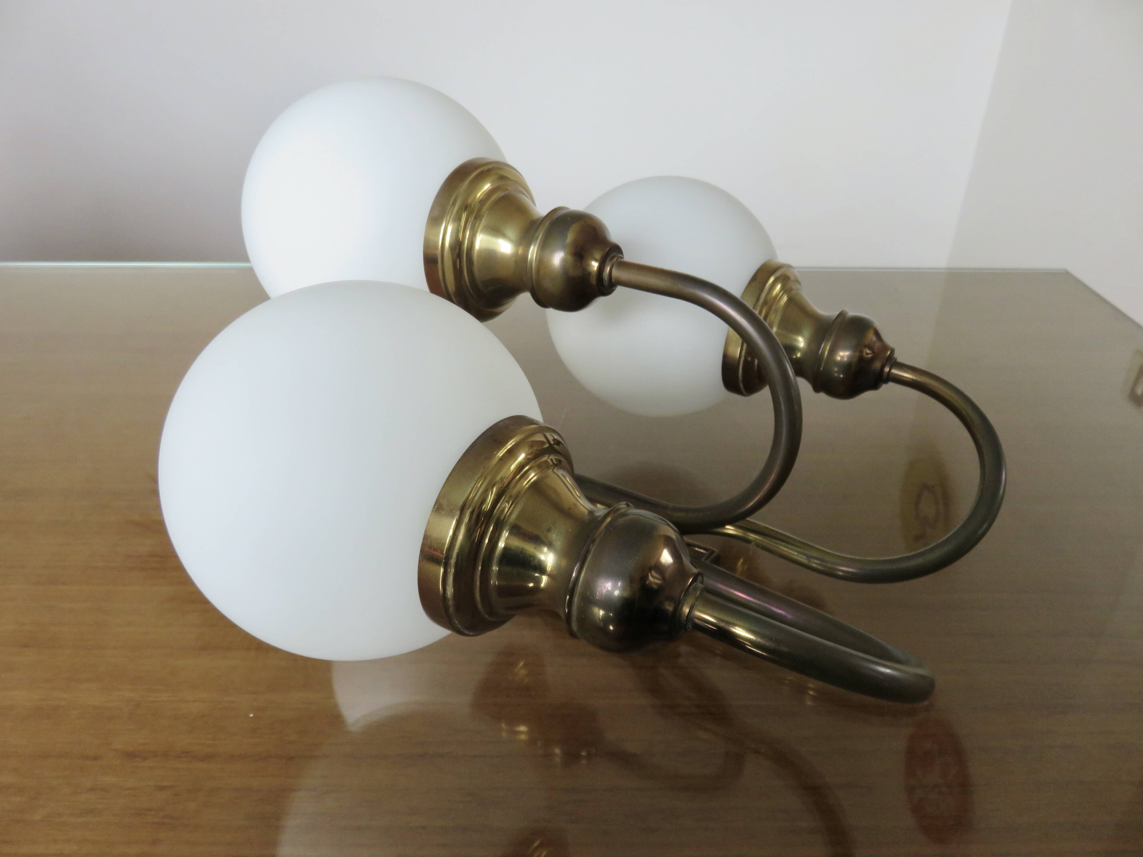 Triple "Hollywood Regency" wall light in brass and opaline, 1970