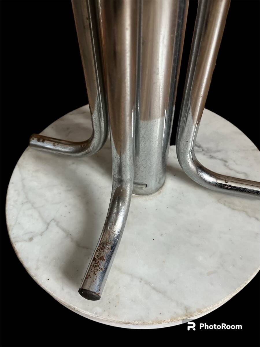 Portemanteau en métal chromé et marbre