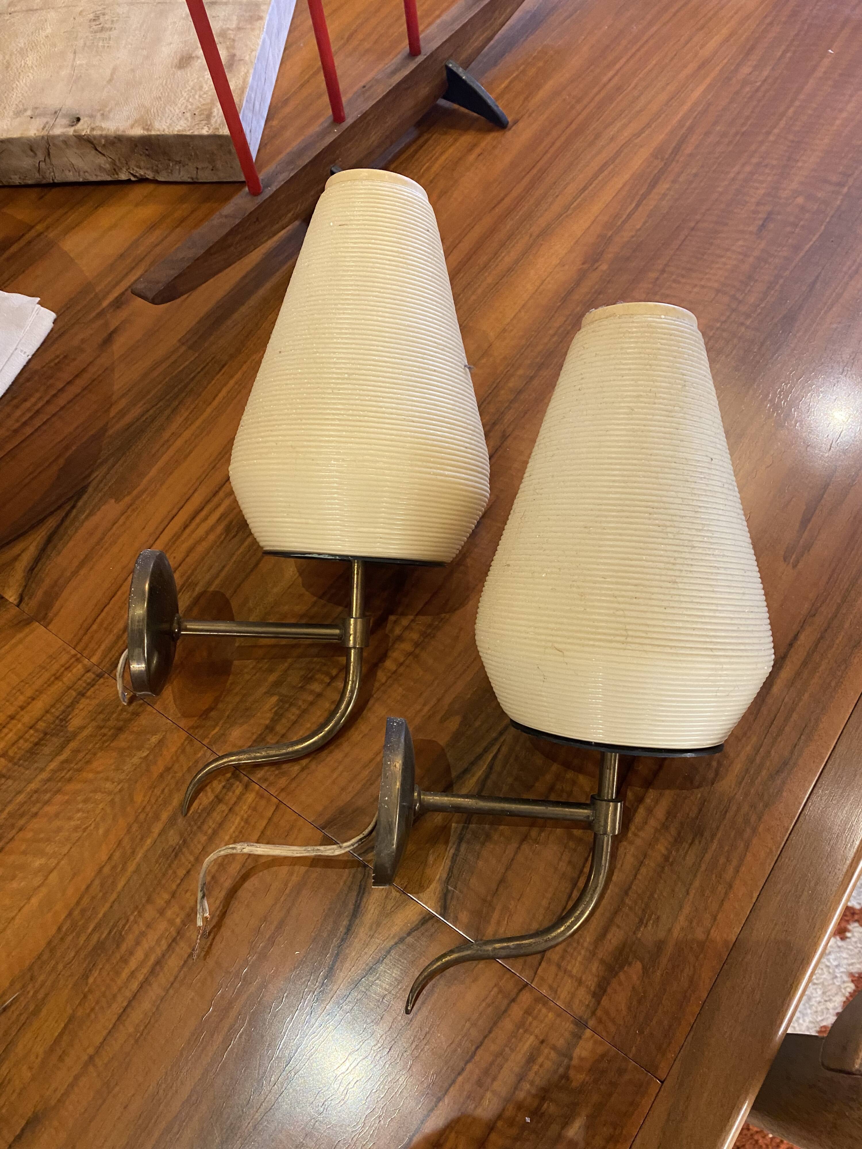 Paire d’appliques murales en laiton et plastique nervuré