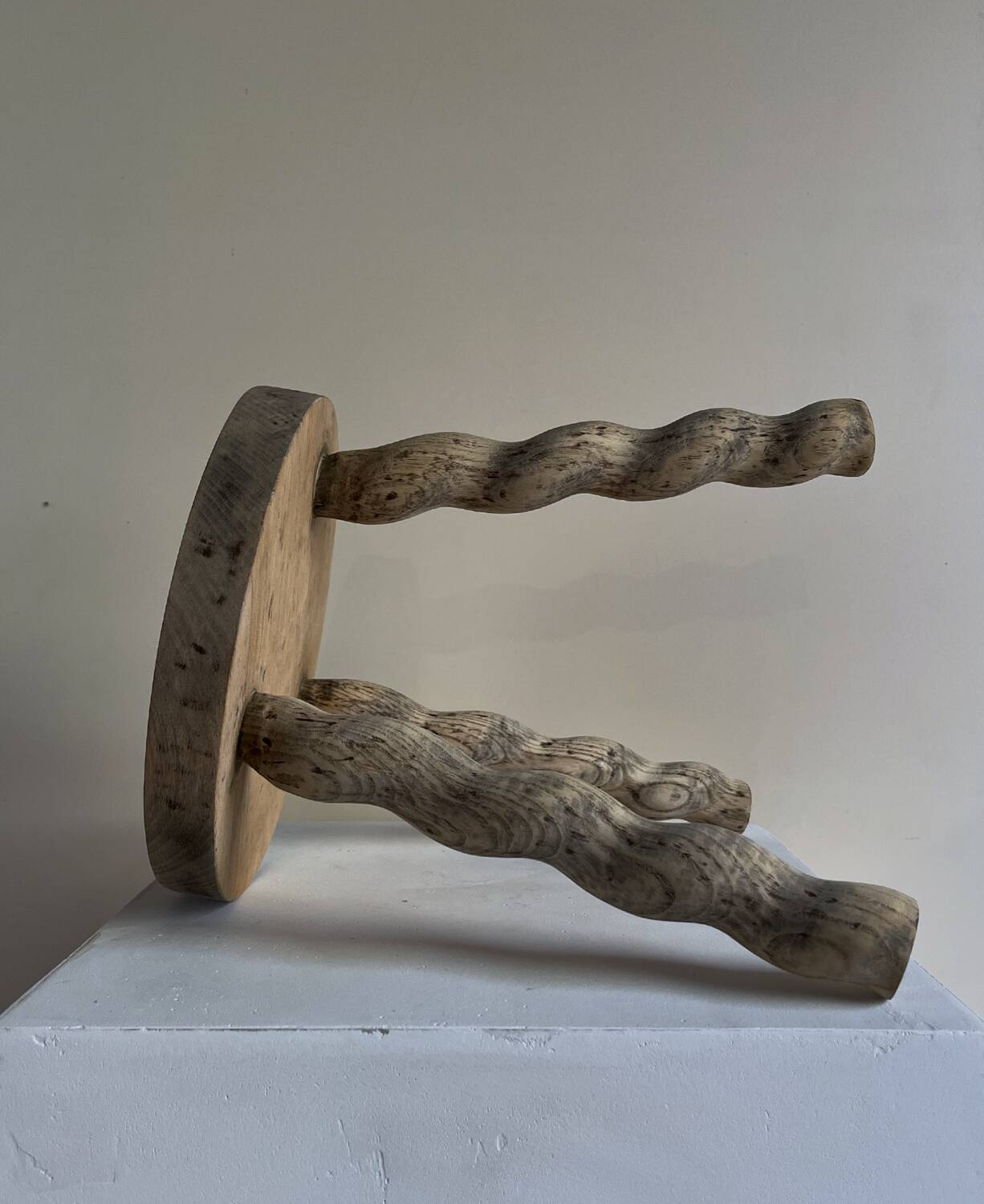 Tabouret ondulé à trois pieds