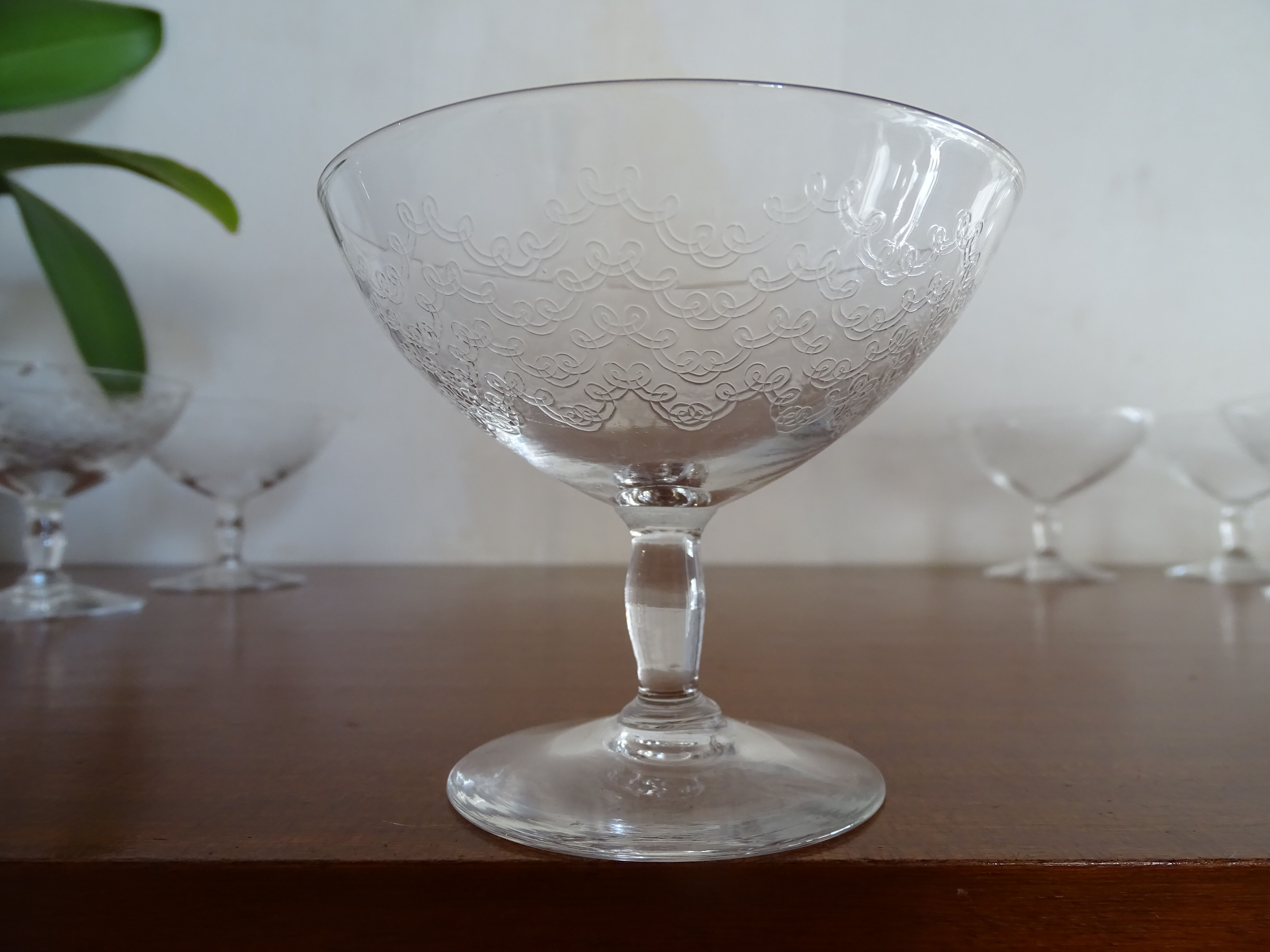 10 glasses of antique Art Deco engraved crystal champagne