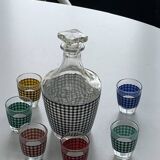 Liquor service consisting of a carafe and 6 small shot glasses, houndstooth pattern