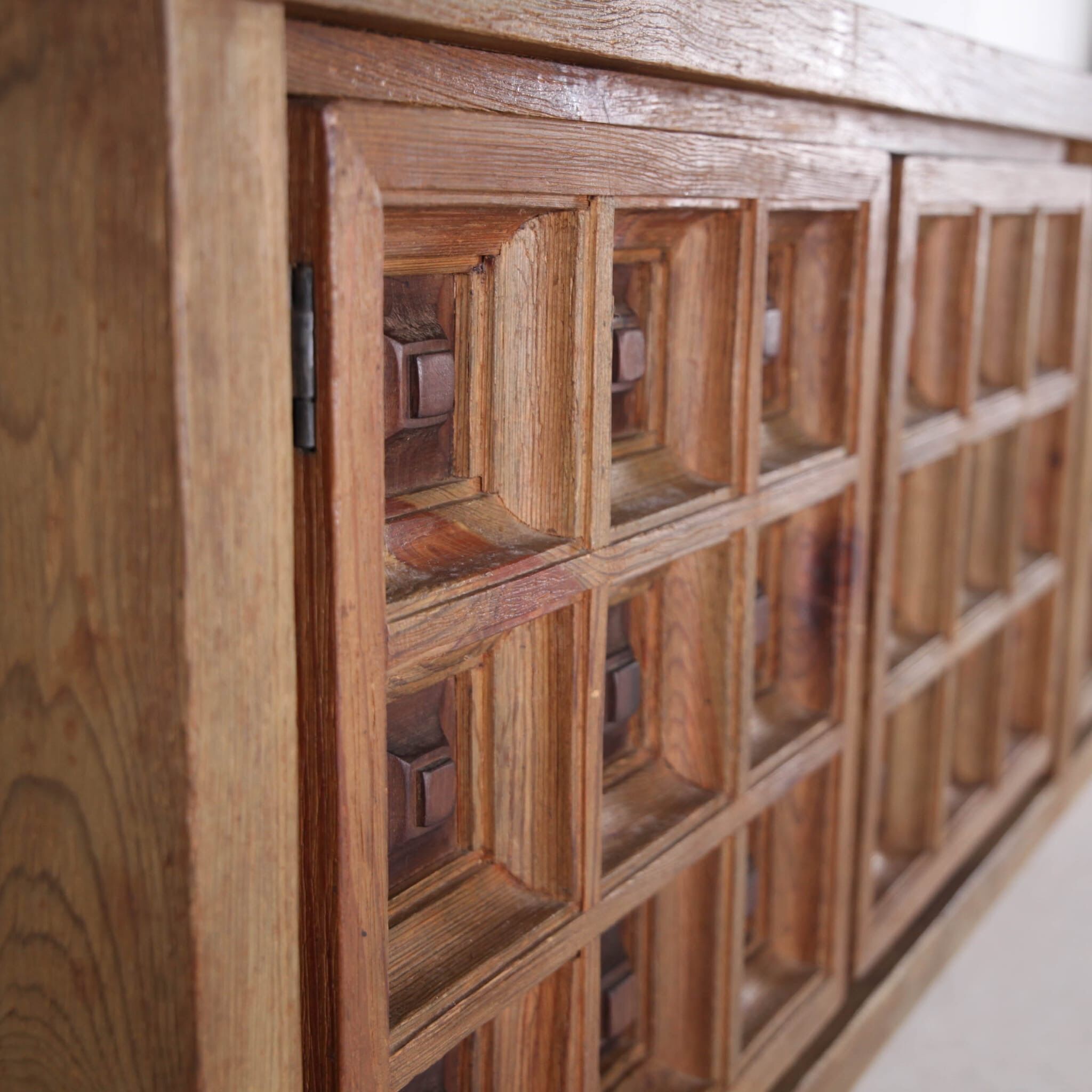 Enfilade "Biosca" in fir wood.
