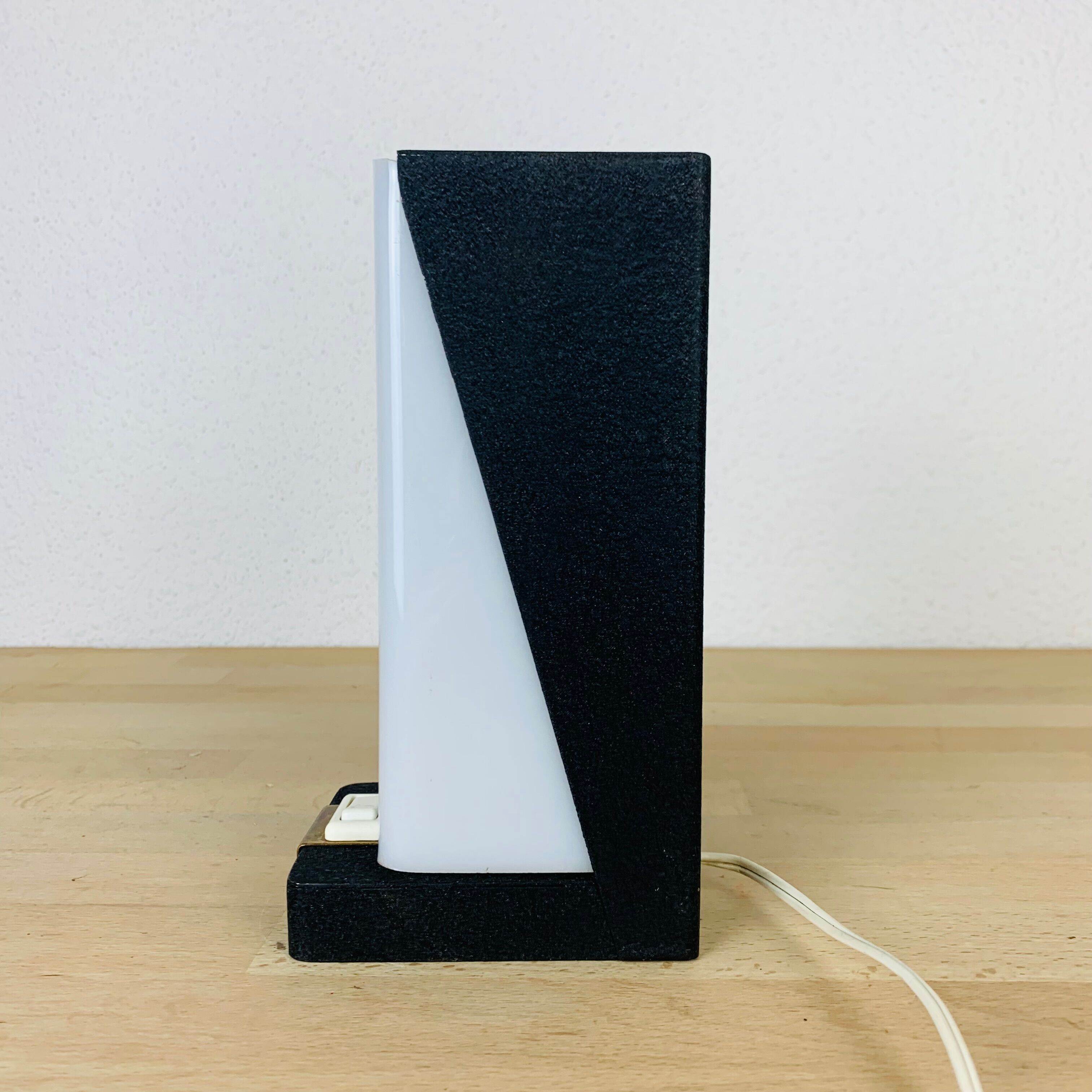 Lampe années 50 noire et dorée