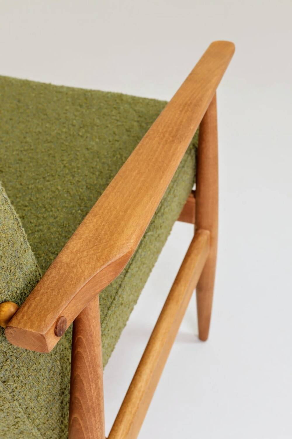Fauteuil en tissu bouclé vert olive, 1960