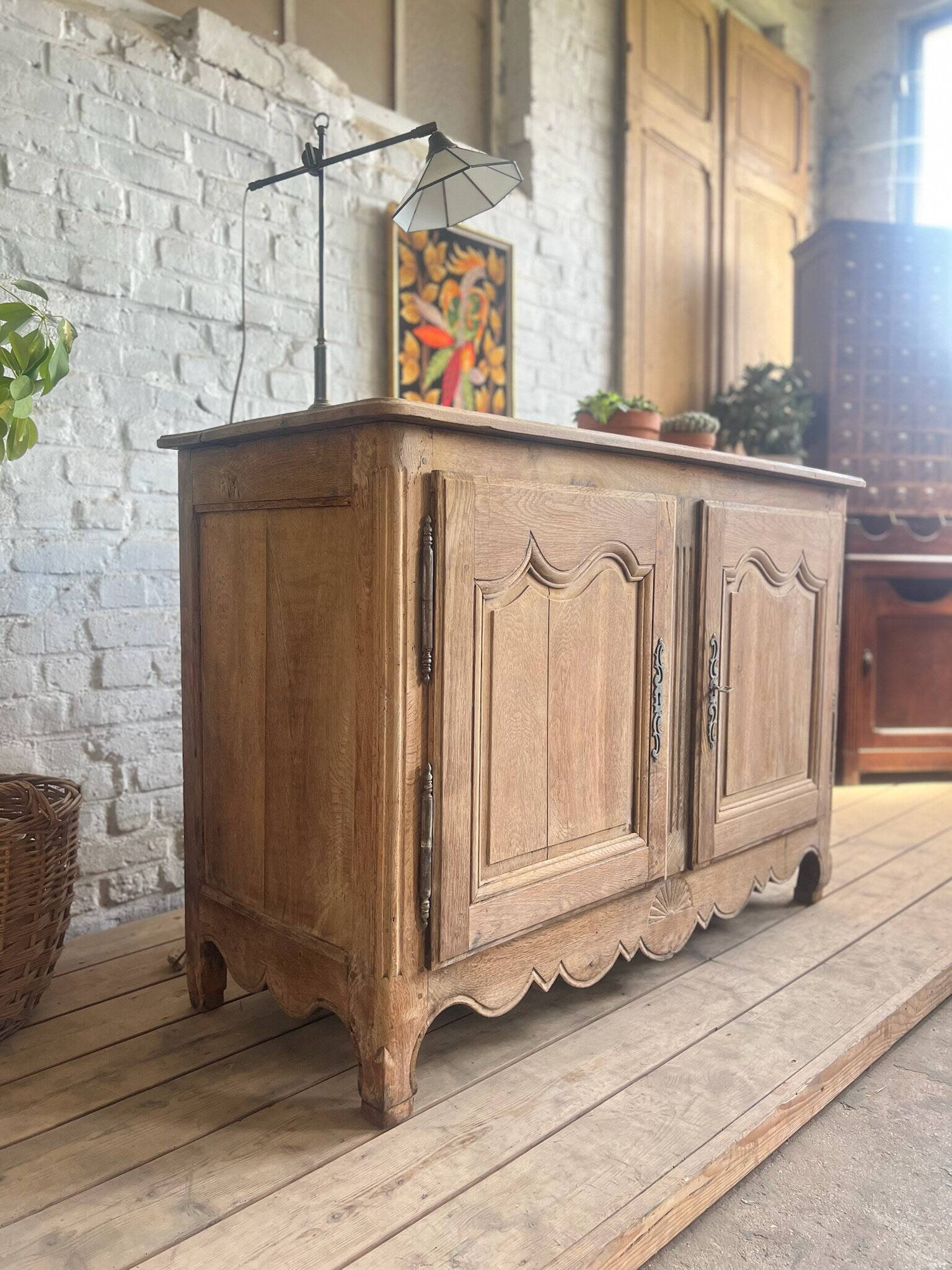 Ancien buffet de chasse en chêne massif