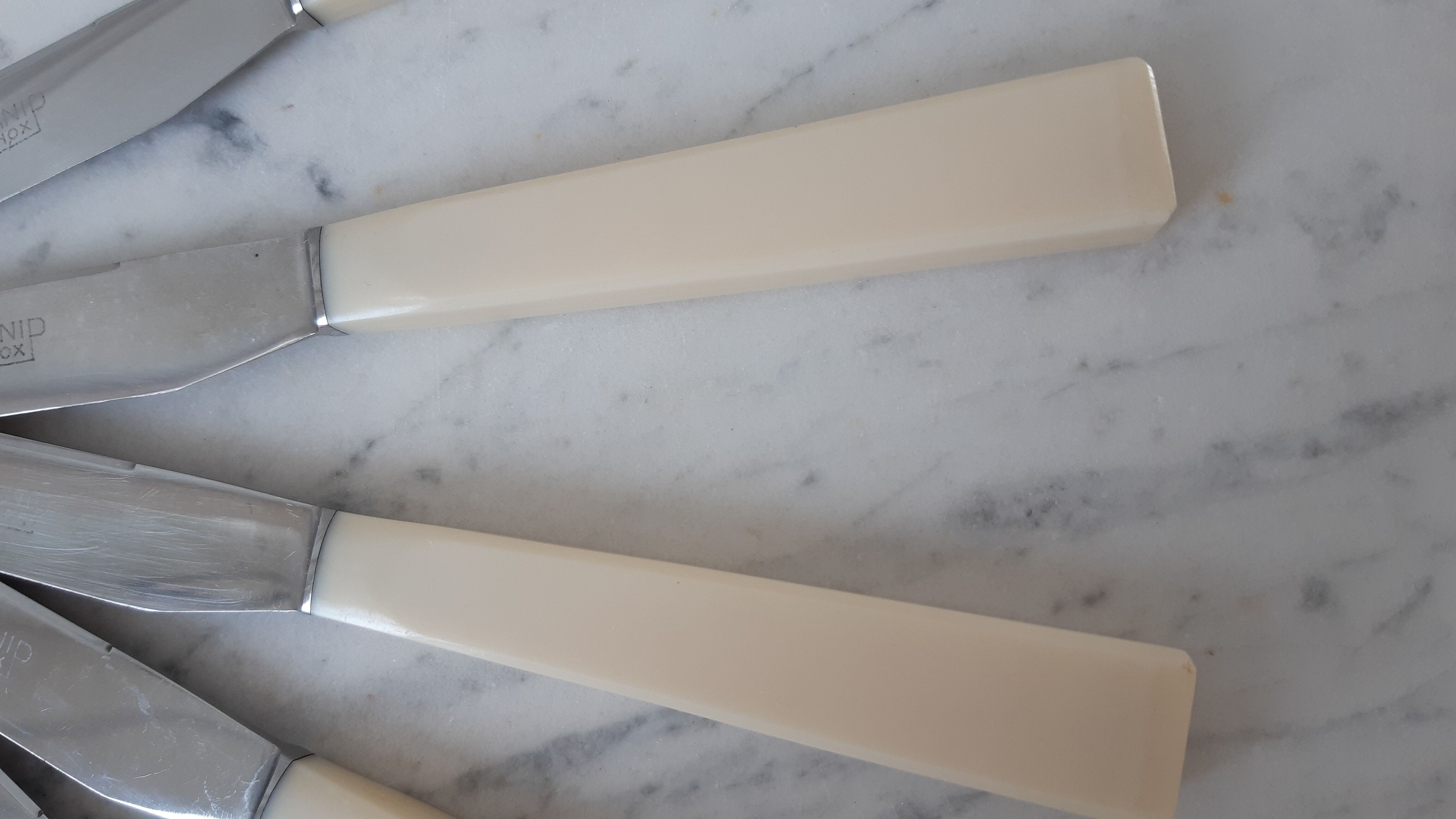 Set of 12 knives in stainless steel and bakelite "Yanid" years 60-70