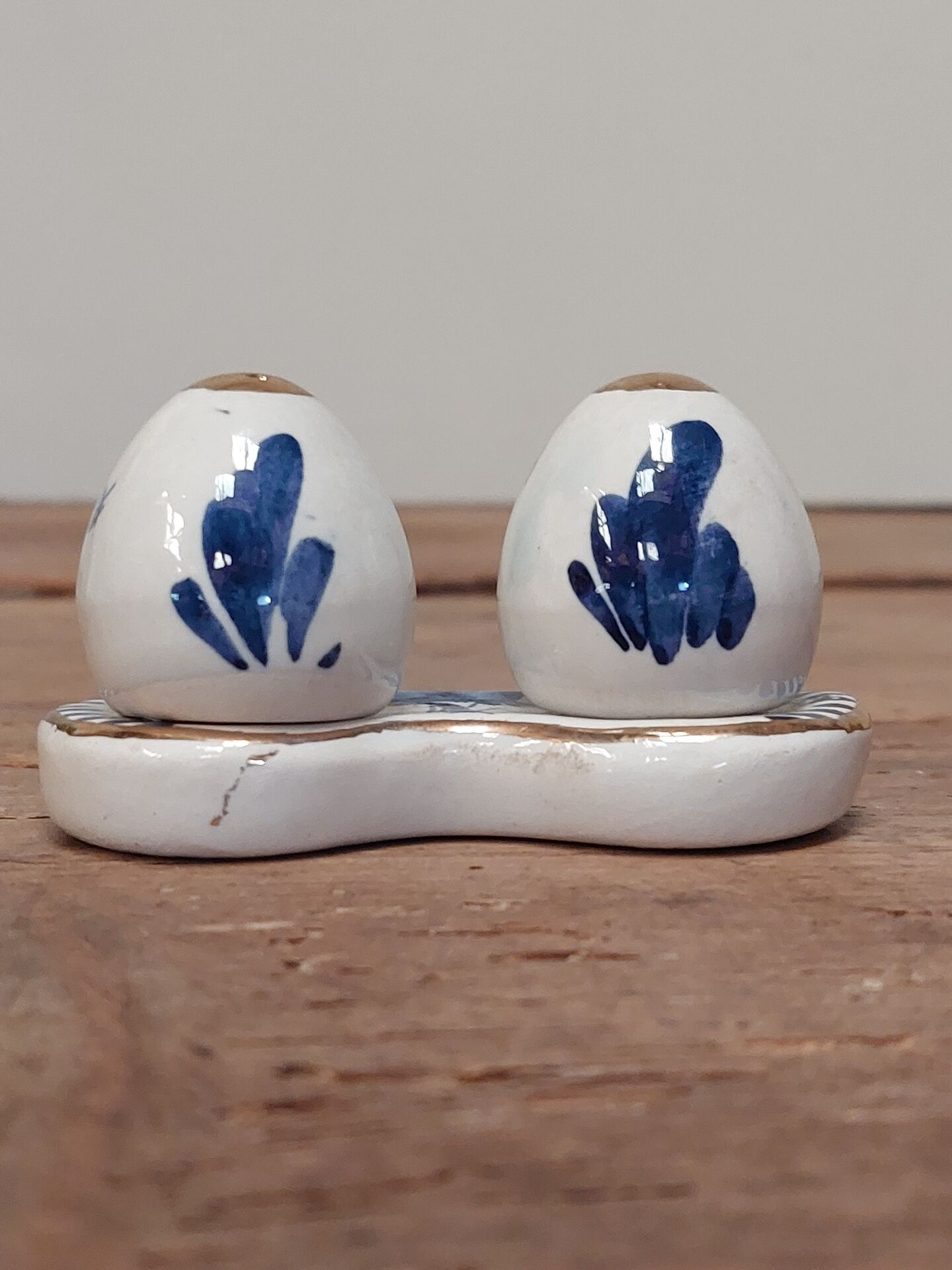 Salt and pepper shaker in Delftware pottery.