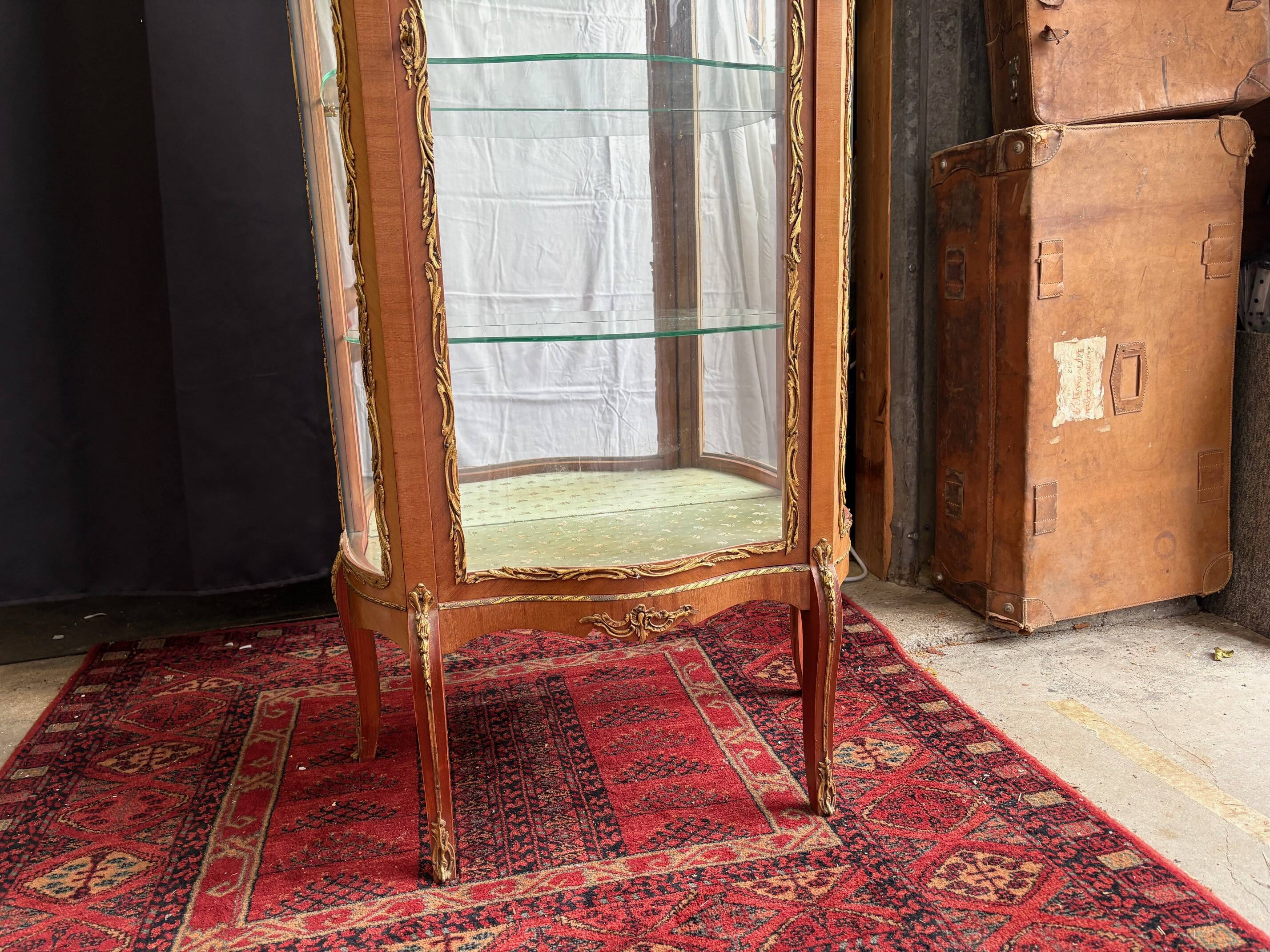 Louis XV/Transition style display cabinet in wood and gilt bronze