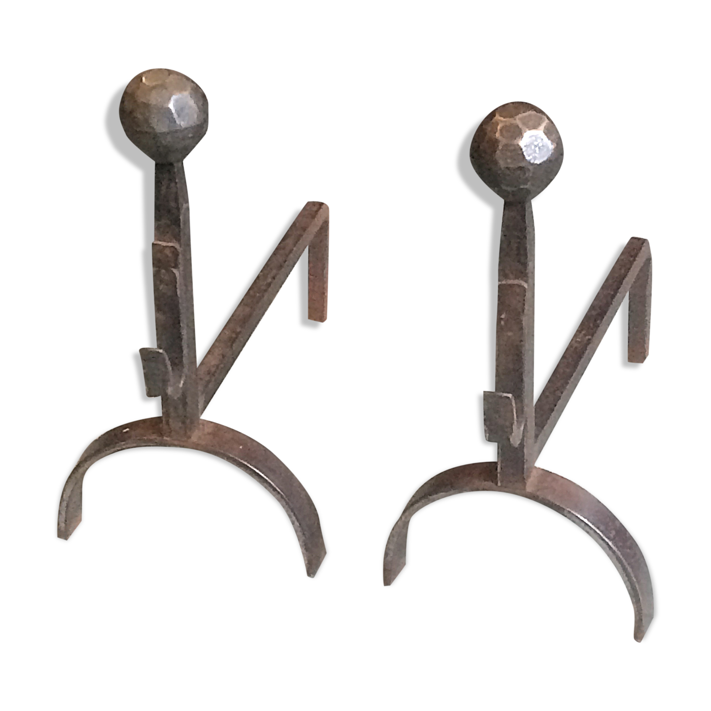 Chenets adorned with a steel golf ball