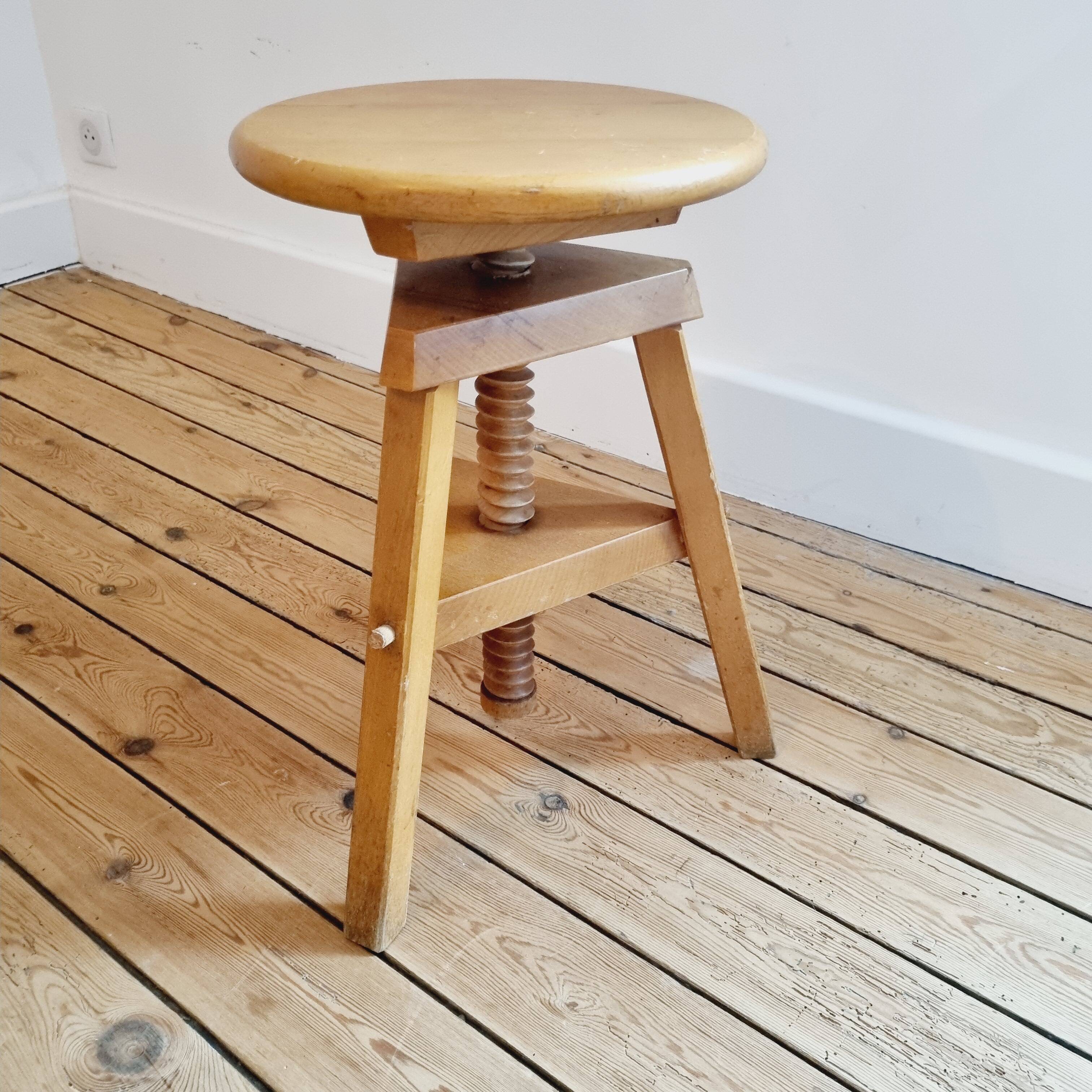 Adjustable piano stool