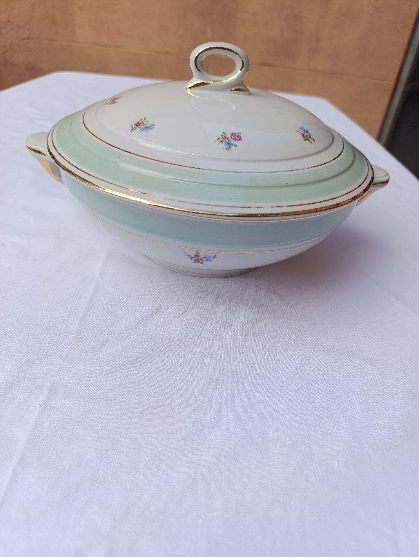 Soup tureen