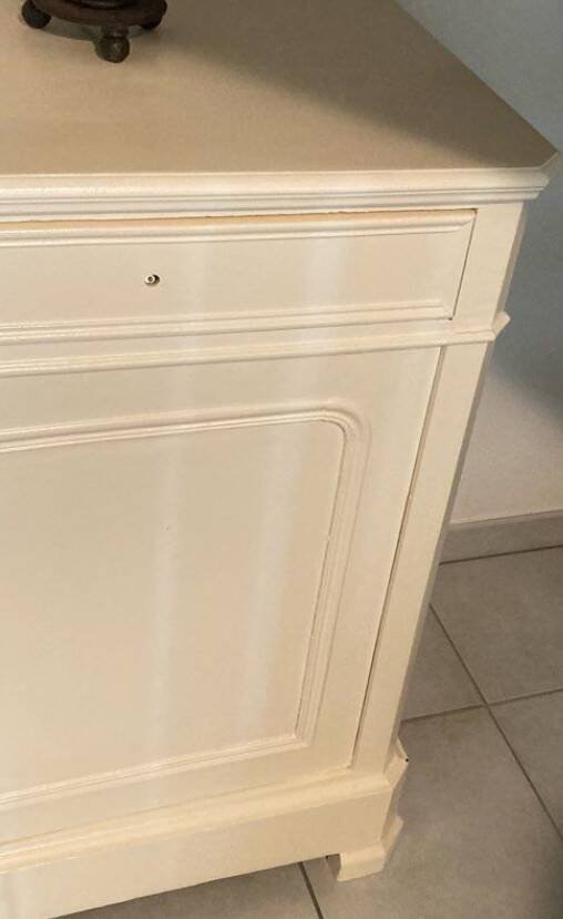 Buffet bas en bois massif relooké blanc cassé – Style Louis-Philippe